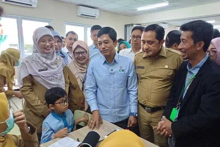Wamenkes RI, Dante Saksono Harbuwono meninjau langsung pelaksaaan CKG, di SD Prestasi Global, yang terletak di Jalan Palem Raya, Perumahan Mampang Indah 2, Rangkapanjaya, Pancoranmas. (ANDIKA EKA/RADAR DEPOK)