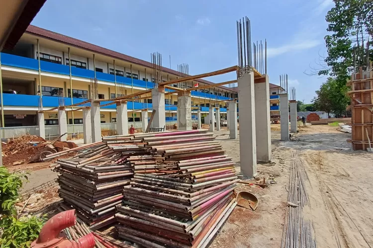 Pelaksanaan pembangunan gedung SMPN 25 Depok, yang terletak di Jalan Jabon, Kelurahan Bedahan, Kecamatan Sawangan, Senin (4/8). (ANDIKA EKA/RADAR DEPOK)