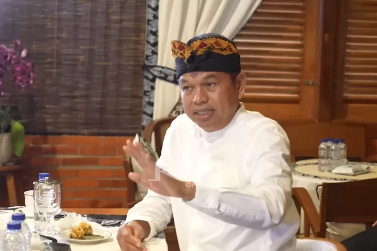 Gubernur Jawa Barat, Dedi Mulyadi memberikan saran kepada Bupati Indramayu, Lucky Hakim tentang petugas kebersihan (Tangkapan layar Youtube KANG DEDI MULYADI CHANNEL)