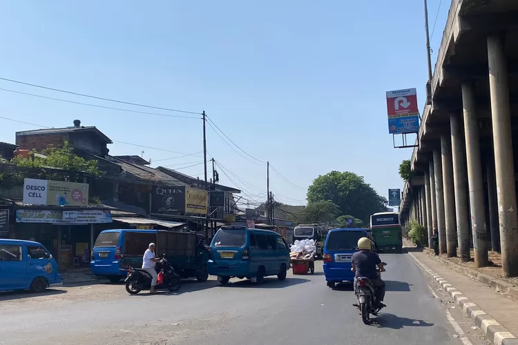 Sejumlah angkot ngetem cari penumpang di kawasan Flyover Cileungsi.  (KABAR BOGOR)