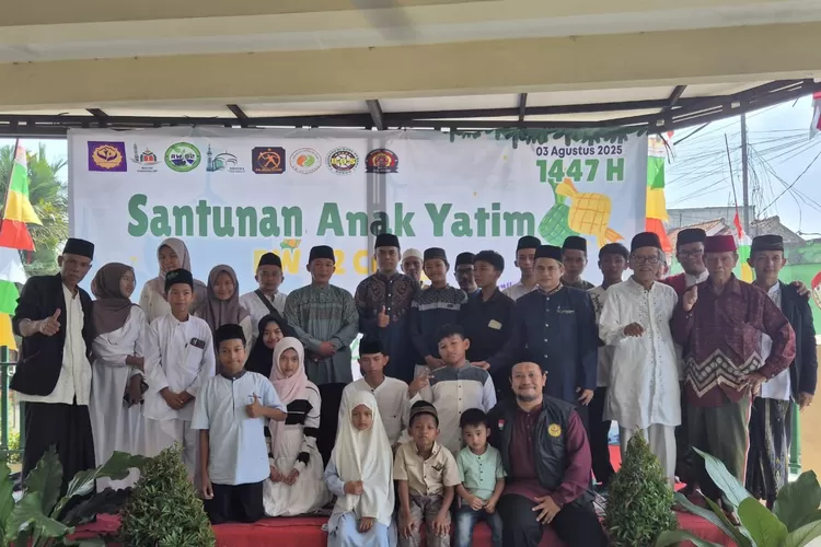SUKACITA : Santunan Yatim RW2 Kelurahan Curug, di Masjid Darussalam RT3/2 Kelurahan Curug, Kecamatan Bojongsari, Minggu (3/8).  (RISKY DWI LESTARI/RADAR DEPOK)