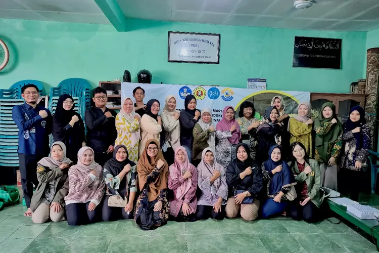 Tim Pengabdian Kepada Masyarakat (PKM) Fakultas Kedokteran Universitas Pembangunan Nasional atau UPN Veteran Jakarta mengadakan penyuluhan tentang manfaat daun kelor untuk mengatasi hipertensi kepada kader PKK dan remaja Kelurahan Pangkalan Jati, Kecamatan Cinere, Depok, Jawa Barat. (RADAR DEPOK)