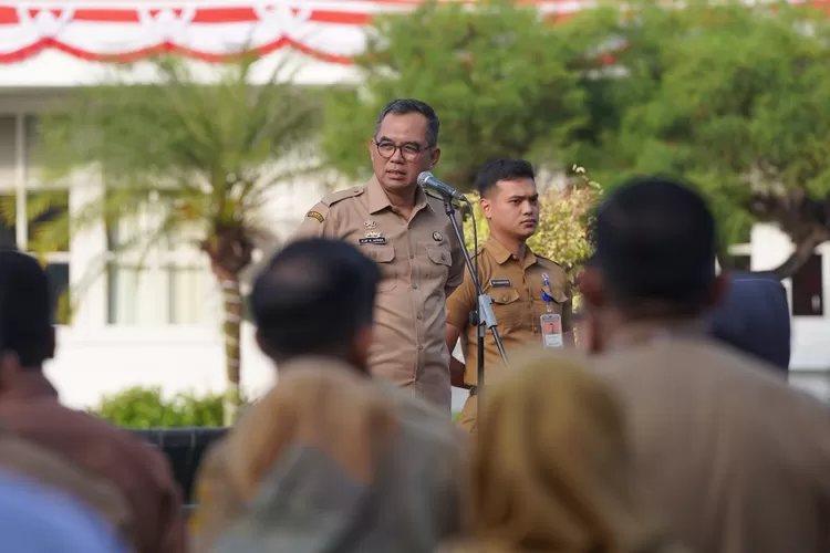 Sekda Kabupaten Bogor Ajat Rochmat Jatnika memimpin apel gabungan.  (KABAR BOGOR)