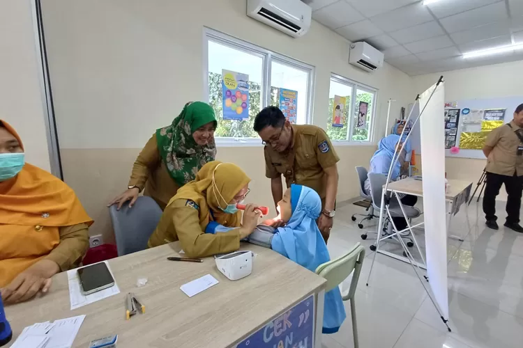 Sekretaris Dinas Pendidikan (Disdik) Kota Depok, Tatik Wijayati meninjau langsung pelaksanaan CKG yang berada di SD Prestasi Global Depok. (ANDIKA EKA/RADAR DEPOK)
