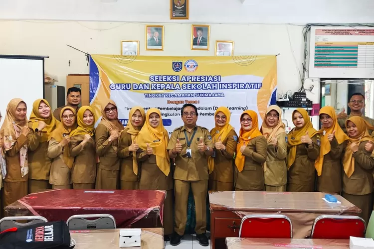 Foto bersama Ketua K3S Kecamatan Sukmajaya, Arif Suryadi bersama peserta lomba apresiasi guru dan kepala sekolah inspiratif tingkat kecamatan. (ANDIKA EKA/RADAR DEPOK)