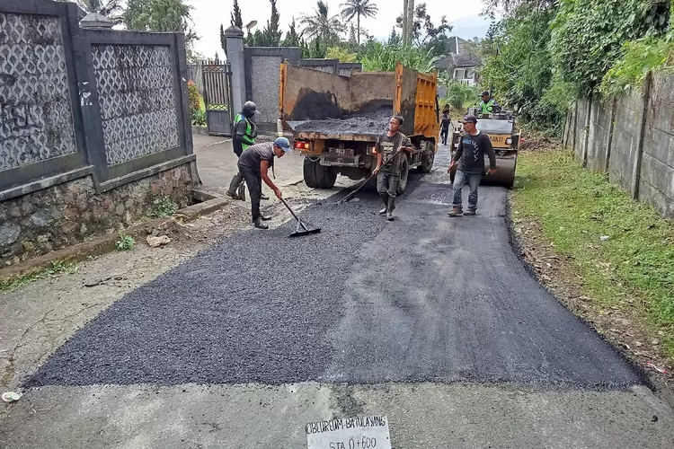 Sejumlah pegawai tengah melakukan penambalan di ruas jalan yang sebelumnya rusak.  (KABAR BOGOR)