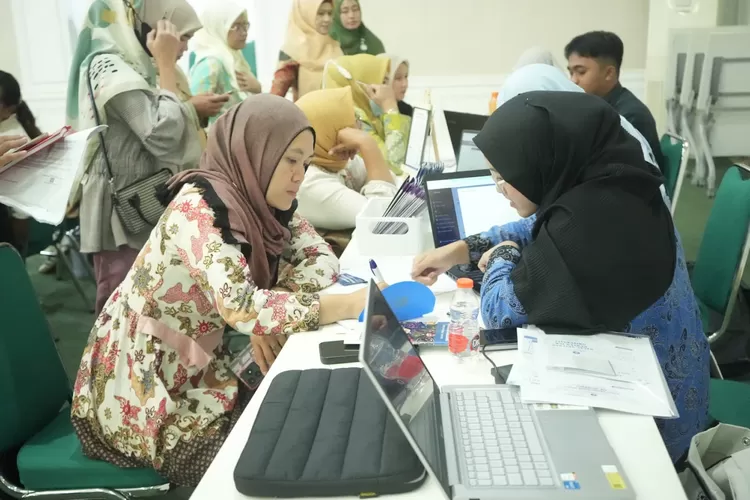 Pelaku UMKM mengajukan permohonan sertifikasi halal.  (KABAR BOGOR)