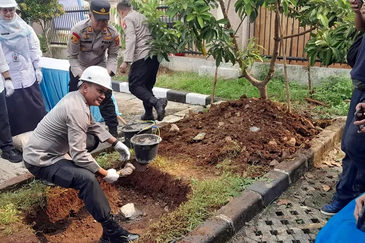 Peletakan batu pertama oleh Kapolres Metro Depok, Kombes Abdul Waras pada pembangunan SPPG di Kelurahan Bojong Pondok Terong, Kecamatan Cipayung,Kota Depok, Rabu (6/8).  (AGNESYA WIANDA/RADAR DEPOK)