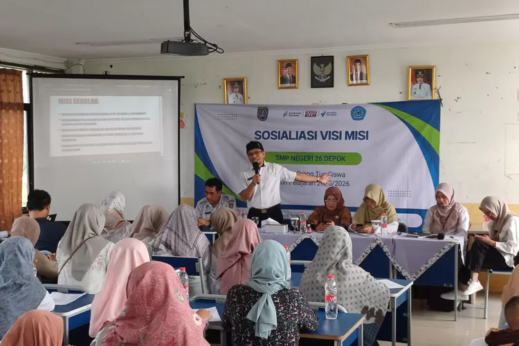 Kepala SMPN 26 Depok, Ahmad Sujai sedang memberikan materi sosialiasi kepada orang tua siswa, di aula sekolahnya pada Rabu (6/8). (ANDIKA EKA/RADAR DEPOK)