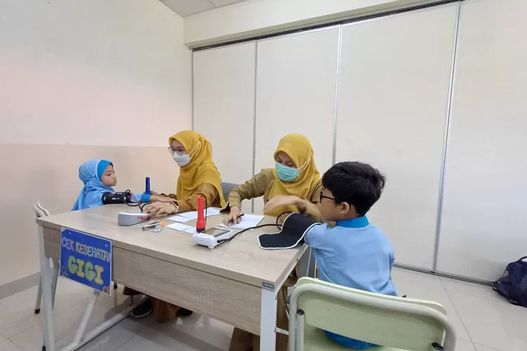 Pelaksanaan CKG di SD Prestasi Global, Kecamatan Pancoranmas, Kota Depok. (ANDIKA EKA/RADAR DEPOK)