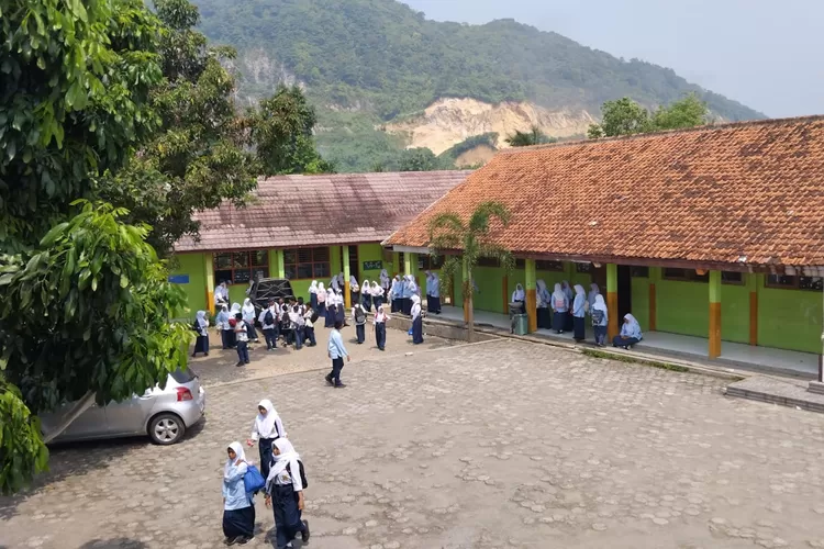 Sejumlah siswa SMPN 1 Ciampea berjalalan menuju gerbang setelah jam belajar berakhir.  (KABAR BOGOR)