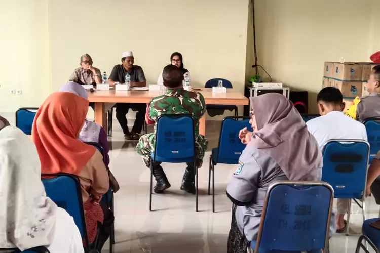 MENGHELAT : Aparatur Kelurahan Serua menggelar musyawarah guna pemantapan panitia petugas upacara RW4 untuk HUT RI ke&ndash;80 jelang hari kemerdekaan di aula kantor Kelurahan Serua, Kecamatan Bojongsari, Selasa (5/8) Siang.  (RISKY DWI LESTARI/RADAR DEPOK)