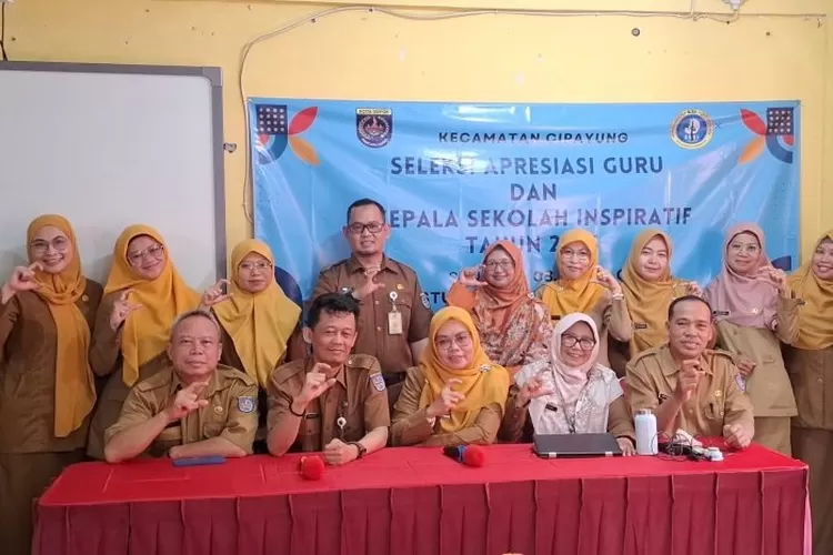 Foto bersama usai pelaksanaan lomba guru inovatif dan kepala sekolah inspiratif tingkat Kecamatan Cipayung tahun 2025, di SDN Utan Jaya. (DOKUMEN NARASUMBER)