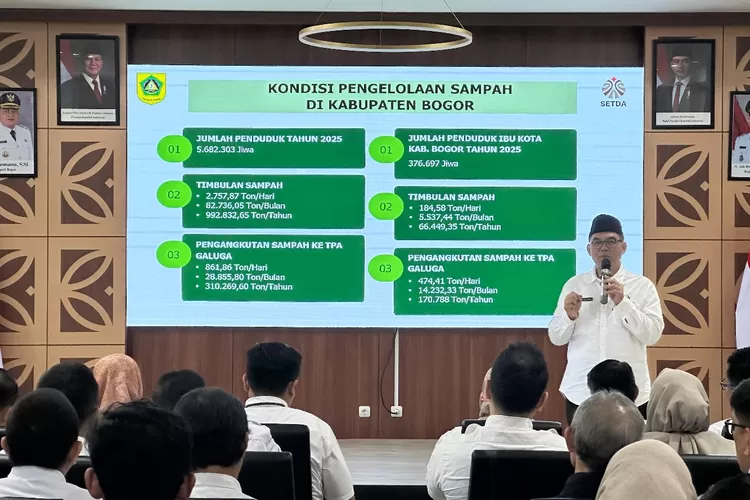 Sekda Kabupaten Bogor, Ajat Rochmat Jatnika memberikan pengarahan pada rakor dan sosialisasi pengelolaan sampah.  (KABAR BOGOR)