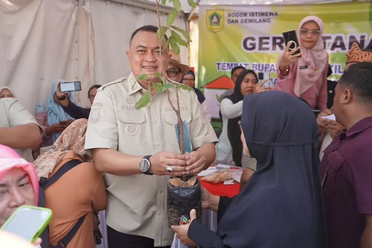 Bupati Rudy Susmanto secara simbolis memberikan bibit pohon oada warga. ( KABAR BOGOR)
