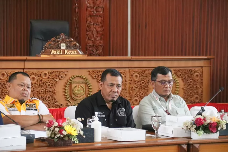 Anggota Komisi C DPRD Kota Depok, H Bambang Sutopo (tengah) saat memanggil seluruh pihak terkait dalam penuntasan TPA Liar Limo (DOKUMEN NARASUMBER)
