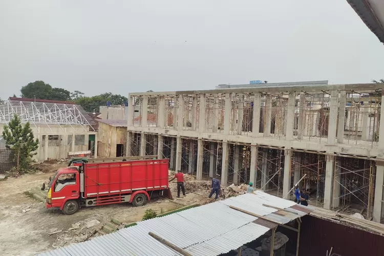 Proses pembangunan gedung SDN Kedaung yang terletak di Jalan Pertiwi, Kelurahan Kedaung, Kecamatan Sawangan. (ANDIKA EKA/RADAR DEPOK)