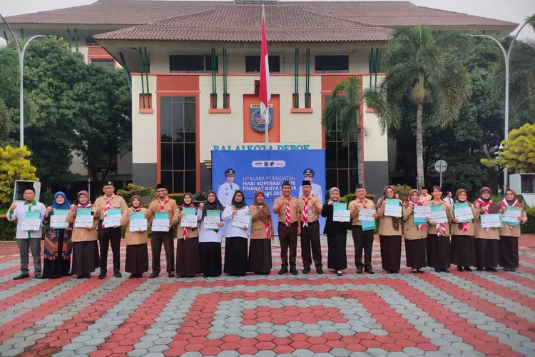 Foto bersama usai pembagian penghargaan Sekolah Adiwiyata Tingkat Kota Depok Tahun 2025, di lapangan apel, Balaikota Depok. (ANDIKA EKA/RADAR DEPOK)