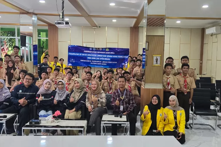 Foto bersama usai pelaksanaan pengambdian masyarakat Program Studi Telekomunikasi PNJ terkait Pemanfaatan IoT, di SMK Citra Negara. (DOKUMEN NARASUMBER )