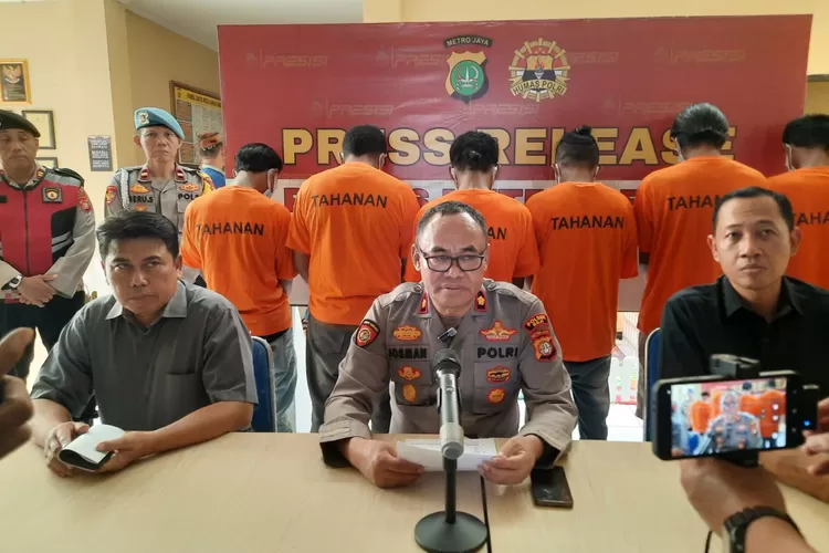 Kapolsek Beji, Kompol Josman didamping jajaran saat meriluis empat pelaku perampasan motor Ojol berkedok Mata Elang, Kamis (7/8/2025) Siang.  (RISKY DWI LESTARI/RADAR DEPOK)