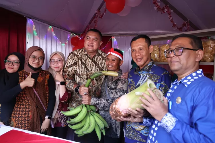 Bupati Rudy Susmanto dan Wakil Bupati Jaro Ade bersama masyarakat Kecamatan Cijeruk.  (KABAR BOGOR)