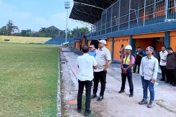 Peninjauan renovasi Stadion Mini Cibinong.  (KABAR BOGOR)
