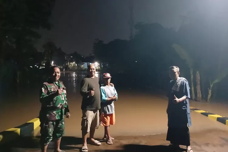 BANJIR : Potret kondisi air yang menggenangi di wilayah RW1 Duren Mekar, Kecamatan Bojongsari, Kota Depok, Minggu (10/8) dini hari. (ALDY RAMA/RADAR DEPOK)