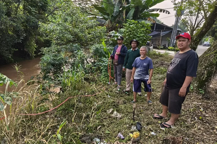 Lurah Pondok Petir, Rengga Nugraha Rojali (kiri) bersama LPM Pontir dan Ketua lingkungan RW11 saat meninjau titik turap RW11 Kelurahan Pondok Petir, Kecamatan Bojongsari. (RISKY DWI LESTARI/RADAR DEPOK)