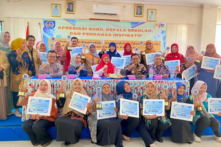 Foto bersama usai pembagian hadiah lomba Guru, Kepala Sekolah, dan Pengawas Sekolah jenjang SD tingkat kota 2025, di Gedung PGRI (ANDIKA EKA/RADAR DEPOK)