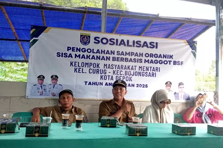 Lurah Curug, Ahmad Sofyan (tengah) dalam sosialisasi pengolahan sampah organik sisa makanan berbasis maggot RW5, Kelurahan Curug Kecamatan Bojongsari, Senin (4/8). (RISKY DWI LESTARI/RADARDEPOK)