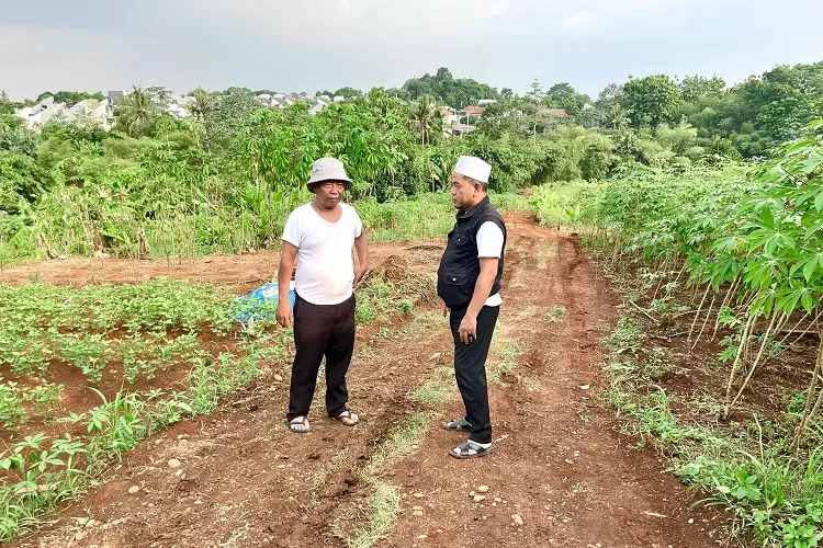 Ketua LPM Kelurahan Curug, Herman Karno (kiri) dan Ketua RW9 Nurjaya (kanan) tengah meninjau prosesi pemugaran lahan menuju Curug Wadonan RT5/9 Kelurahan Curug, Kecamatan Bojongsari, Jumat (8/8).  (RISKY DWI LESTARI/RADARDEPOK)