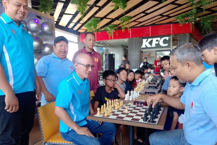 Pecatur junior yang didominasi pelajar SD saat menunjukan kebolehannya dalam mengatur strategi di Liga Catur Seri ke 2 Percasi Kota Depok di lobby utama Mall Ciplaz, Jalan Margonda Raya, Kecamatan Pancoranmas, Senin (11/8). (DOKUMEN KONI KOTA DEPOK)