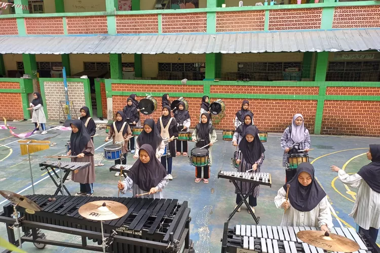 Pelaksanaan latihan Kelompok Marching Band Pesantren Daarul Rahman III, yang akan tampil di Balaikota Depok, Minggu (17/8).&nbsp; (ANDIKA EKA/RADAR DEPOK)