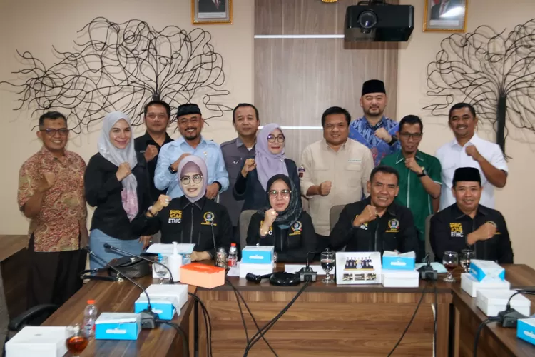 BK DPRD Kota Depok bersama pimpinan fraksi dan AKD saat menunjukan kekompakannya usai rapat kerja, Senin (11/8). (DOKUMEN BK DPRD DEPOK)