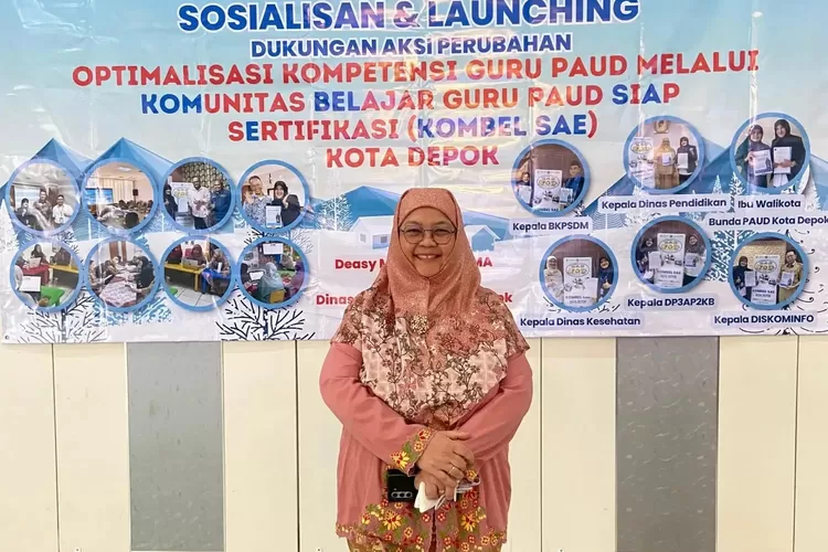 Kepala Disdik Kota Depok, Siti Chaerijah Aurijah saat di wawancarai awak media, di area Balaikota Depok, beberapa waktu lalu. (DOKUMEN DISDIK DEPOK)