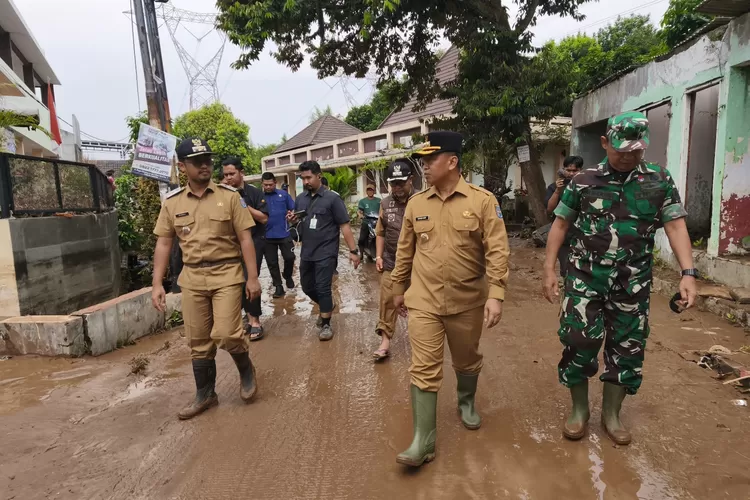 Walikota Depok, Supian Suri (tengah) didampingi Lurah Pondok Petir, Rengga Nugraha Rojali (kiri) kala meninjau banjir di Perumahan Vila Pamulang, Kelurahan Pondok Petir, Kecamatan Bojongsari, Depok, Senin (11/8).  (JUNIOR/RADAR DEPOK)