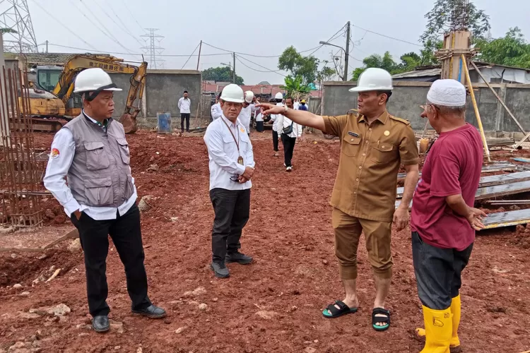 Kepala Kantor Kemenag Kota Depok, Enjat Mujiat saat meninjau langsung pembangunan, yang akan menjadi MTsN 2 Kota Depok, yang terletak di hks RPH Kelurahan Rangkapan Jaya, Kecamatan Pancoranmas, Selasa (12/8).  (ANDIKA EKA/RADAR DEPOK)