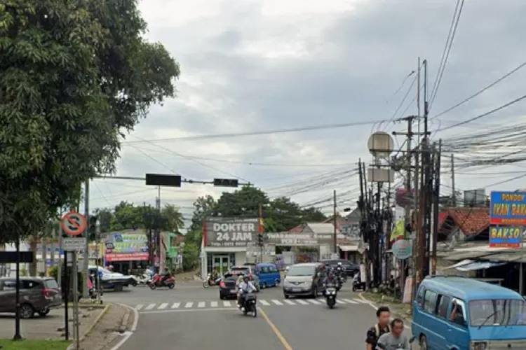 PENAMPAKAN : Lampu merah lalu lintas, di petigaan MC Donald&rsquo;s Bojongsari Jalan Raya Bojongsari, Kecamatan Bojongsari, Depok, Selasa (12/8). (RISKY DWI LESTARI/RADAR DEPOK)
