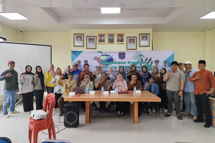 MENGHELAT : Sekretaris Kelurahan Serua, Komarudin (tengah) bersama aparatur Kelurahan Serua dan Warga dalam pembinaan program kampung iklim (Proklim) di Aula Kantor Kelurahan Serua, Kecamatan Bojongsari, Selasa (12/8) Pagi. (RISKY DWI LESTARI/RADAR DEPOK)