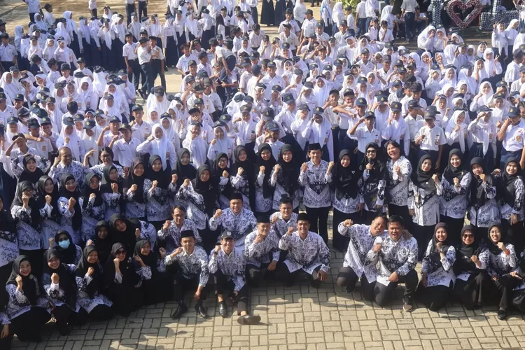 ILUSTRASI : Foto bersama guru dan para peserta didik SMPN 14 Depok, yang terletak Kelurahan Duren Seribu, Kecamatan Bojongsari.&nbsp; (ANDIKA EKA/RADAR DEPOK)