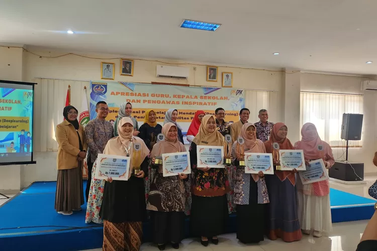 Foto Bersama usai pelaksanaan lomba guru, kepala sekolah, dan pengawas inspiratif tingkat Kota Depok. (ANDIKA EKA/RADAR DEPOK)