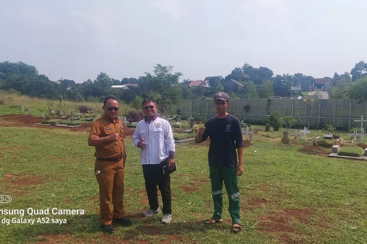 Kepala UPTD Pemakaman Umum, Disrumkim Kota Depok, Muhamad Iksan bersama Ketua DPD MUKI Kota Depok, Pdt Daniel Purba saat meninjau TPU Bedahan, beberapa waktu lalu. (ANDIKA EKA/RADAR DEPOK )