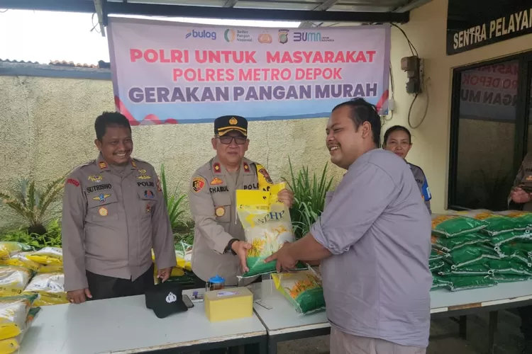 Beras yang tengah dijual Polisi Depok, dalam Porgram GPM Polres Metro Depok, Rabu (13/8). (RISKY DWI LESTARI/RADAR DEPOK)