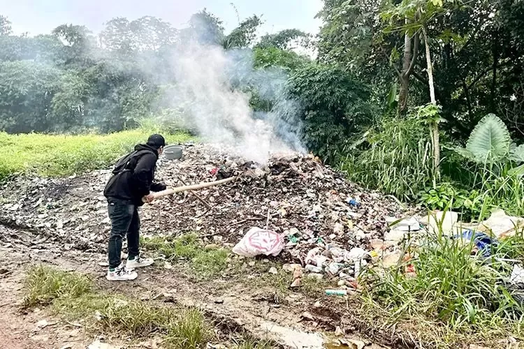 Tumpukan sampah di TPS Liar di Wilayah RT2/2 Kelurahan Curug, Kecamatan Bojongsari, Depok.  (RISKY DWI LESTARI/RADAR DEPOK)