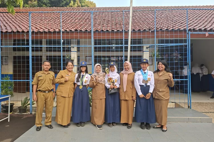 Penyerahan medali oleh guru SMPN 1 Depok yang mendapatkan prestasi pekan ini, pada upacara bendera, beberapa waktu lalu.  (ANDIKA EKA/RADAR DEPOK)