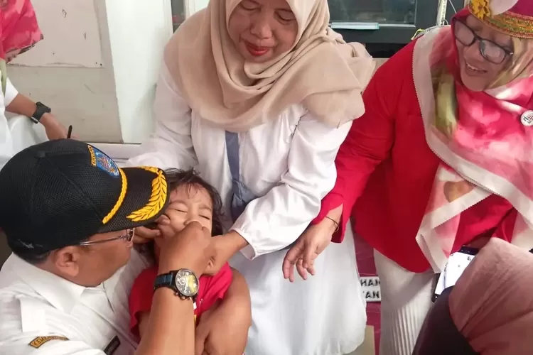 Lurah Gandul, Syafrudin saat memberikan vitamin A kepada balita di salah satu Posyandu di wilayahnya. (RADAR DEPOK)