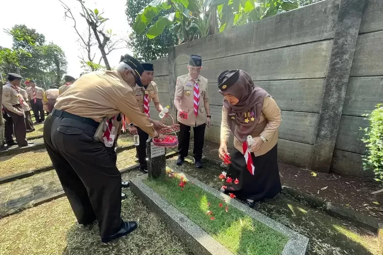 Pelaksanaan ziarah dan tabur bunga di Taman Makam Pahlawan (TMP) Kalimulya, oleh Kwarcab Gerakan Pramuka Kota Depok. (ISTIMEWA)