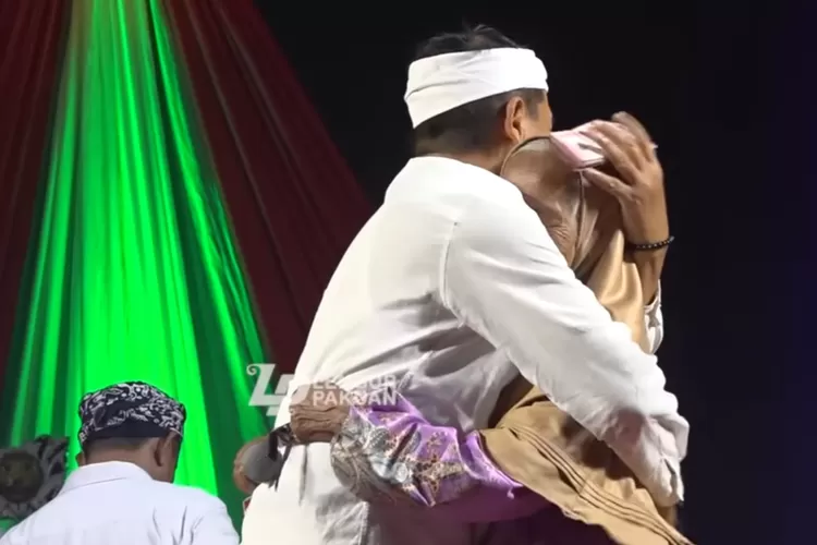 Gubernur Jawa Barat, Dedi Mulyadi bantu lunasi hutang nenek tukang rongsok di Cianjur (Tangkapan layar Youtube LEMBUR PAKUAN CHANNEL)