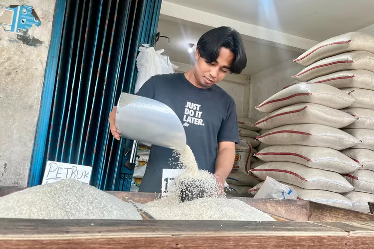 MENAKAR : Salah satu pedagang beras, di agen Raja Syafiq Pasar Musi Kelurahan Abadijaya, Kecamatan Sukmajaya, Rabu (13/8).  (RISKY DWI LESTARI/RADAR DEPOK)