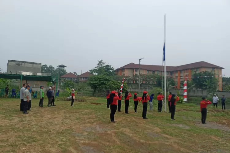 Lurah Bojongsari, Yaya Sudira yang tengah meninjau gladi resik latihan upacara HUT RI Ke-80 Kelurahan Bojongsari, di RT1/9, Kelurahan/Kecamatan Bojongsari, Kamis (14/8) Siang. (RISKY DWI LESTARI/RADAR DEPOK)